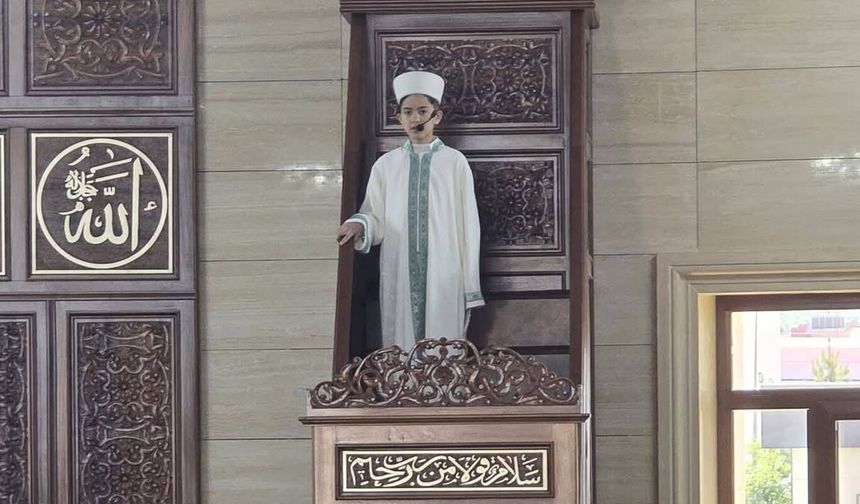 13 Yaşındaki Hafızdan Hutbe! Minbere Çıkan Harun Aslan Cemaati Duygulandırdı