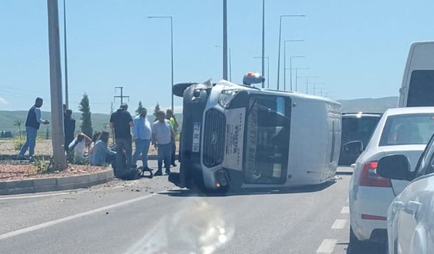 Batman-Hasankeyf Yolunda Dehşet: Minibüs Yan Yattı, 5 Yaralı!