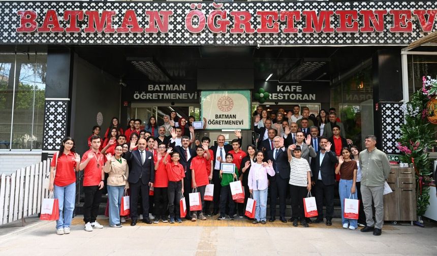 Batman’da Bilim ve Teknoloji Gururu: Başarılı Öğrenciler Ödüllerle Taçlandırıldı