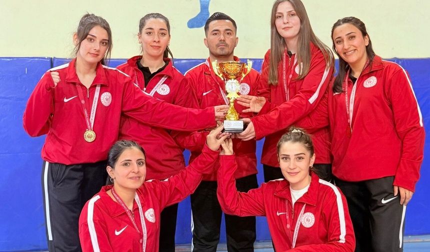 Batmanlı Kızlar Kars’ta Zirveye Oturdu: Şampiyonluk Kupasıyla Döndüler!