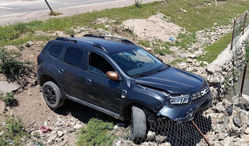 Bayram Yolunda Korkutan Kaza: Otomobil Savruldu, 2 Kişi Yaralandı