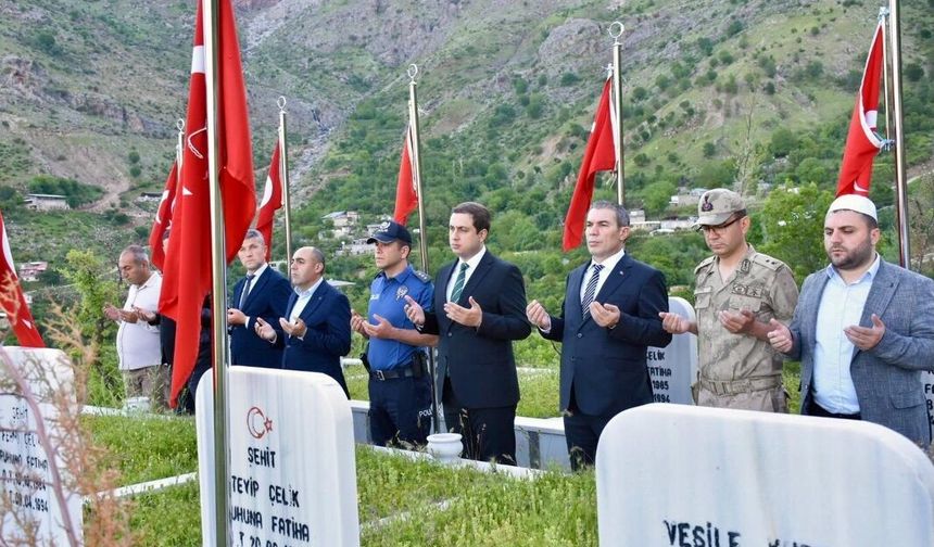 Bayramda Duygulandıran Ziyaret: Şehitler Dualarla Anıldı