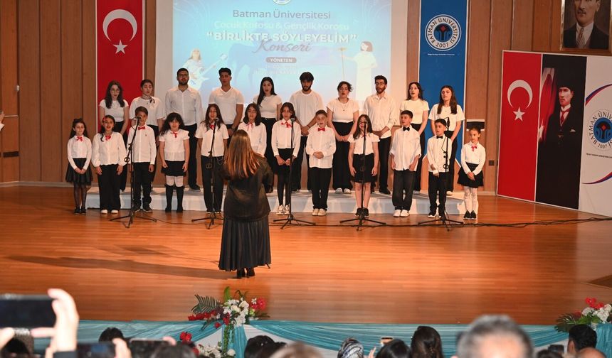 Çocuk ve Gençlik Korosu Ayakta Alkışlandı