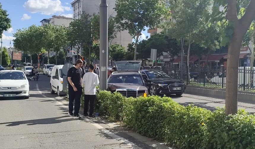 Direksiyon Hakimiyetini Kaybetti, Direğe Çarparak Durabildi