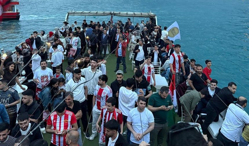 İstanbul Boğazı Kırmızı-Beyaza Büründü! Batman Petrolspor’a Muhteşem Şampiyonluk Kutlaması