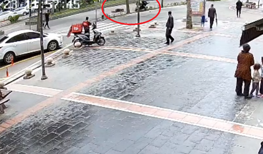 Kadına Çarpan Motosiklet Sürücüsüyle Birlikte Yaralandı
