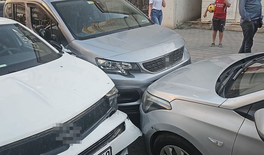 Kontrolden Çıkan Otomobil Dehşet Saçtı: Park Halindeki 3 Araç Hasar Gördü