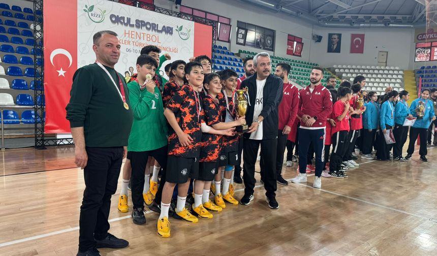 PETROL ORTAOKULU HENTBOL TAKIMI TÜRKİYE ŞAMPİYONU OLDU!