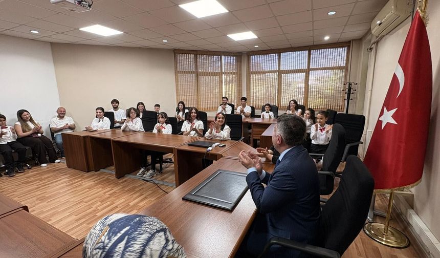 Rektör Demir’in Makamı Çocuk Sesleriyle Şenlendi