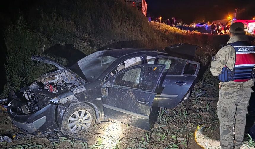 Şarampole Uçan Otomobil Hurdaya Döndü: 3 Kişi Yaşam Savaşı Veriyor