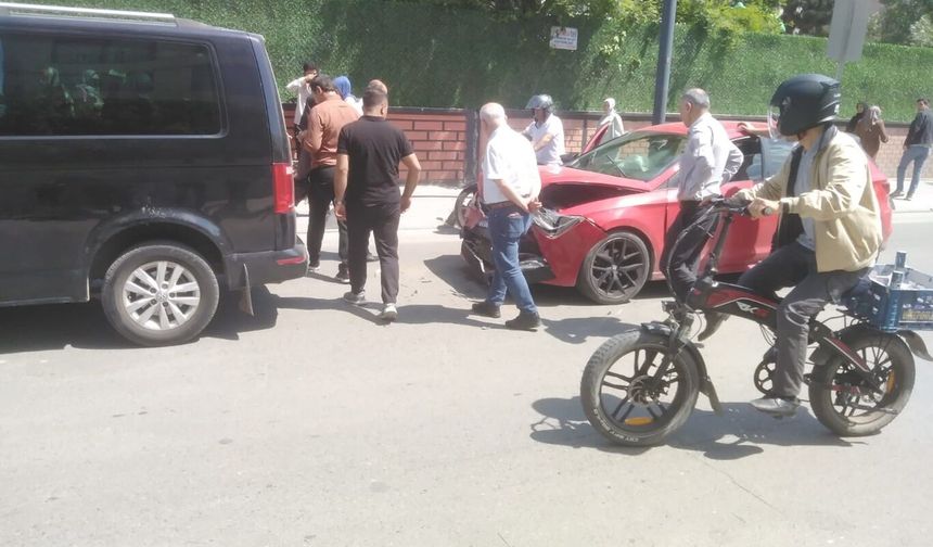 Ticari Araç İle Otomobil Çarpıştı