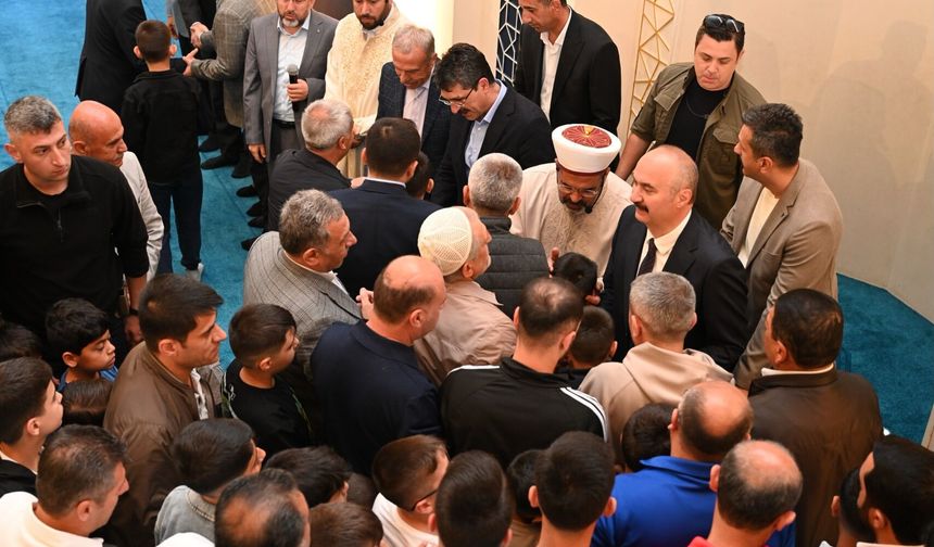 Vali ve milletvekili külliyede vatandaşla kucaklaştı!