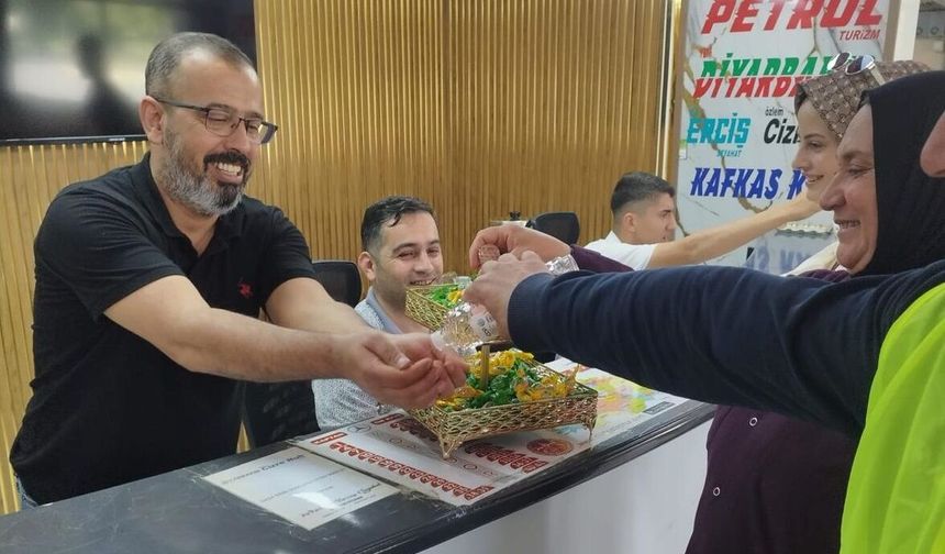Yolculara Şeker Ve Kolonya İkramı