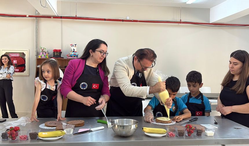 Aileler ve Çocuklar Aynı Tezgahta Pasta Yaparak Bağlarını Güçlendirdi