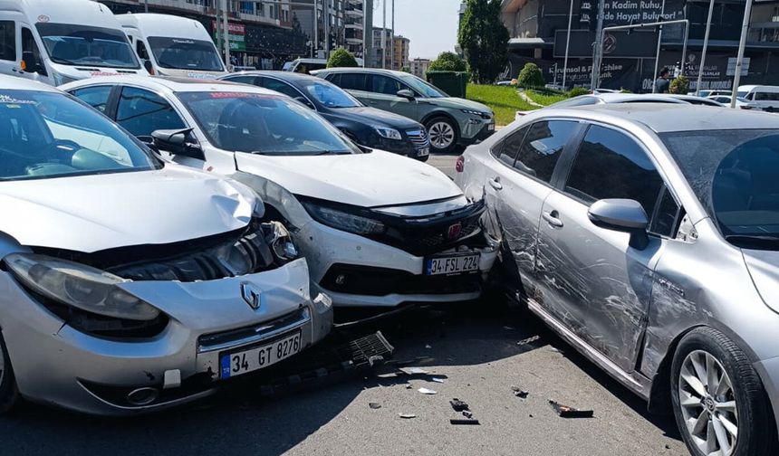 Batman'da 3 otomobil çarpıştı