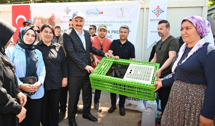 Batman’da 662 Kadın Üreticiye Destek: 40 Bin “Koşan Tavuk” Dağıtıldı