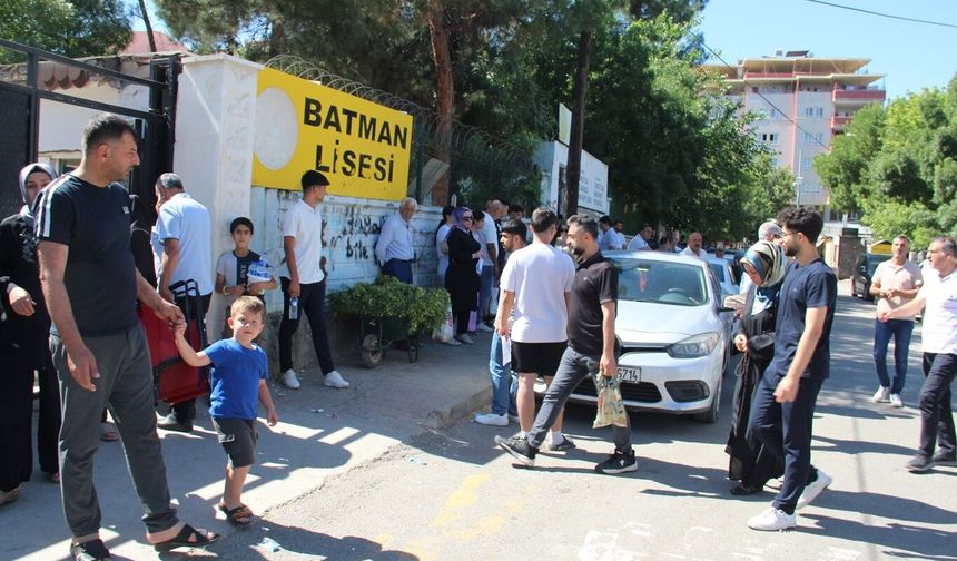 Batman’da Binlerce Aday AYT’de Ter Döktü, Aileler Dua Nöbetinde