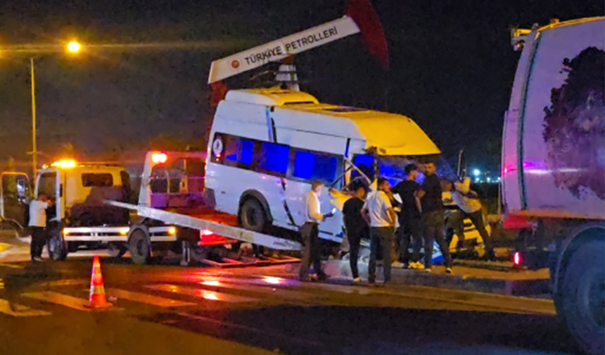 Gece Yarısı Feci Kaza: Minibüs Çöp Kamyonuna Çarptı, 1 Yaralı