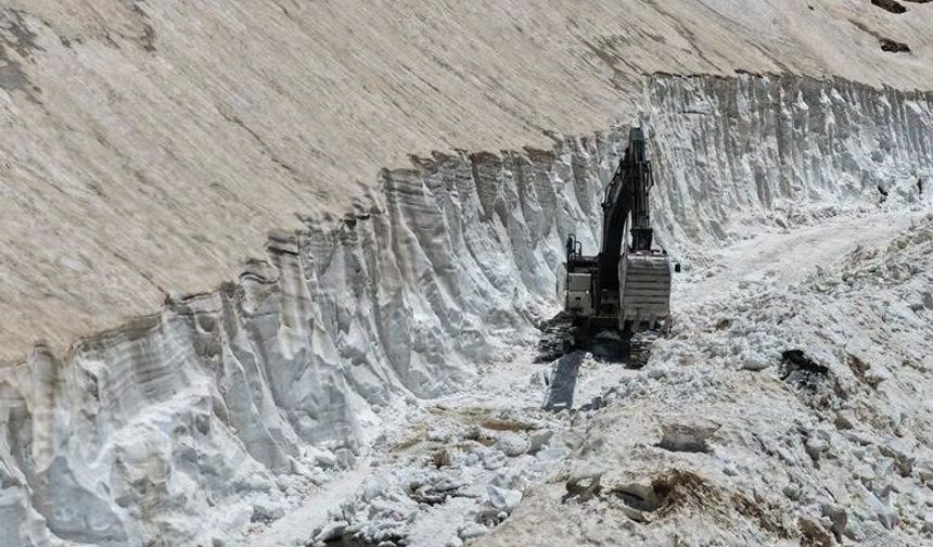 Haziranda 4 Metrelik Kar! Mereto Zirvesi Ziyaretçilere Açılıyor