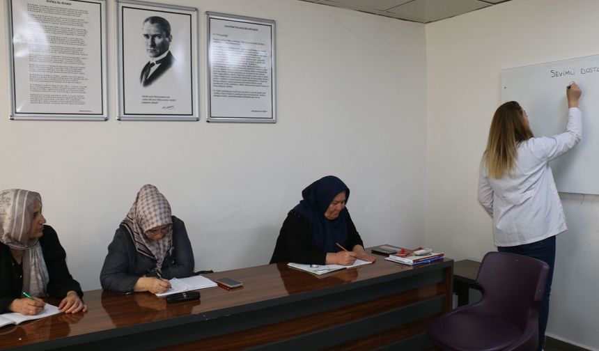 KADINLAR OKUMA-YAZMA KURSLARIYLA GÜÇLENİYOR