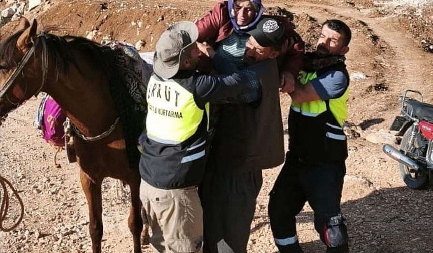 Kalp krizi geçiren kadın katır sırtında ambulansa ulaştırıldı