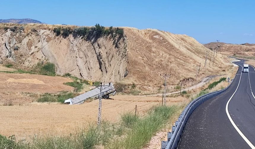 Kontrolden Çıkan TIR Sulama Kanalına Devrildi: 2 Yaralı