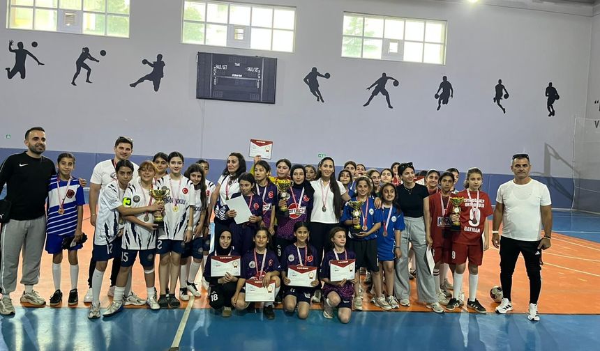 Küçük Kızlar Futsal İl Şampiyonluğu Kupası Fatih’in oldu