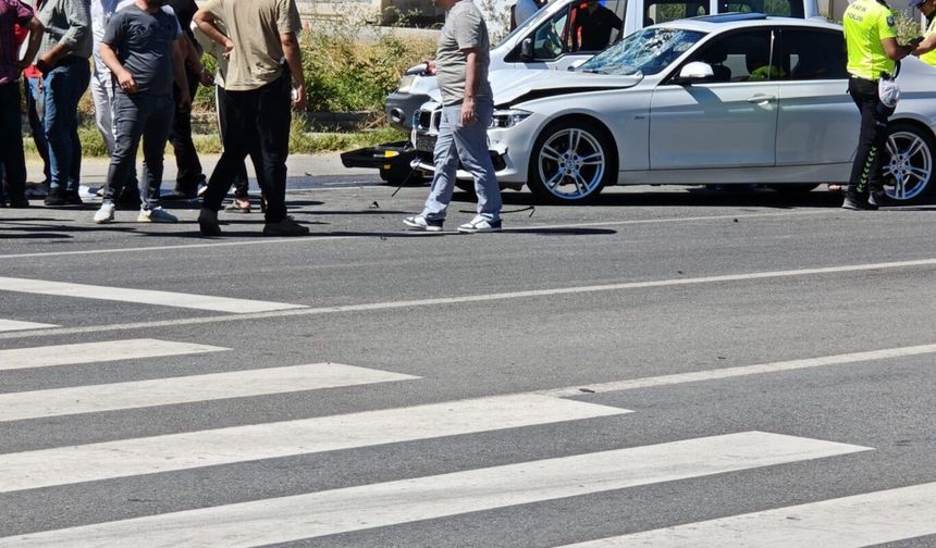 Lüks otomobil ile motosiklet çarpıştı: 1 yaralı