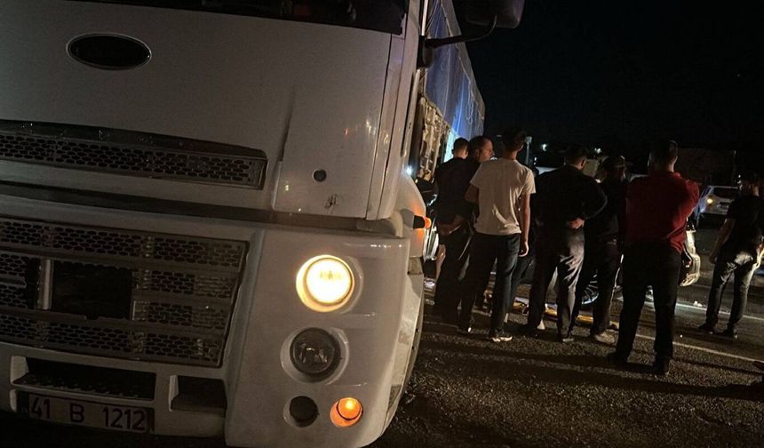 Otomobil Tırın Altına Girdi, 1'i Ağır 2 Yaralı