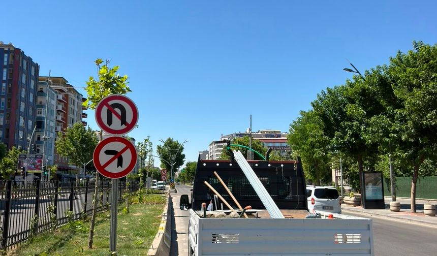 Batman’da Levhalar Yenileniyor, Eski Direkler Değişiyor