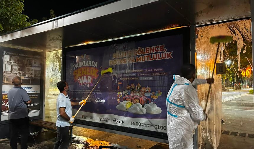 Batman'da Otobüs Durakları Gece Boyu Temizleniyor