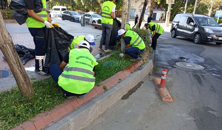 Batman’da Park ve Refüjlerde Kapsamlı Temizlik