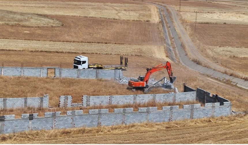 Binatlı Köyü'nde İki Betonarme Yapı Yıkıldı