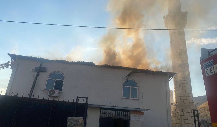 Cami Yangını İtfaiye Ekiplerinin Müdahalesiyle Söndürüldü