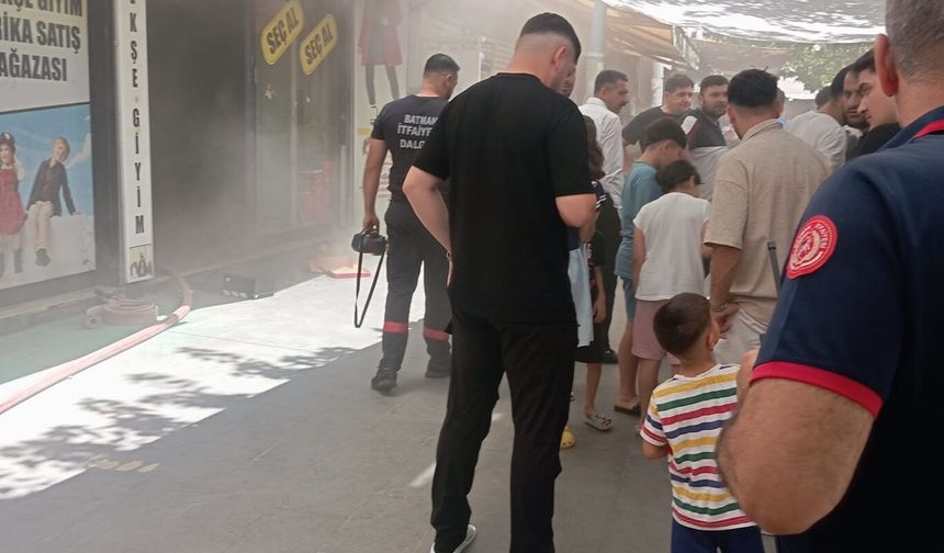 İş yerinde yangın: Esnaf ve itfaiye seferber oldu