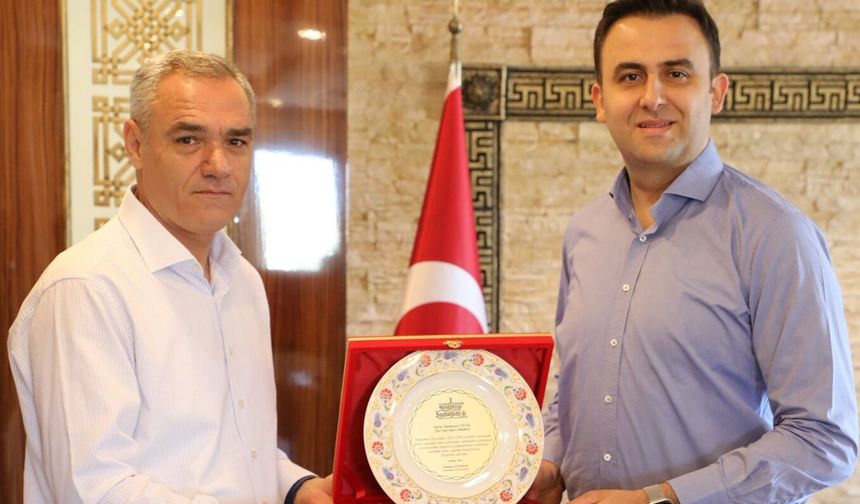 Kaymakam İmrak'tan Başarılı İsimlere Plaket