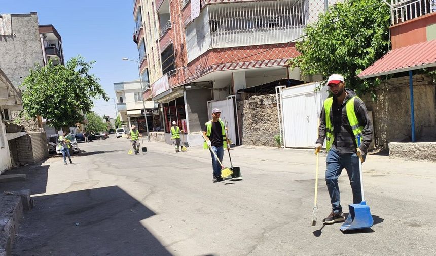 KENT GİRİŞLERİ VE MAHALLELERDE YOĞUN TEMİZLİK MESAİSİ