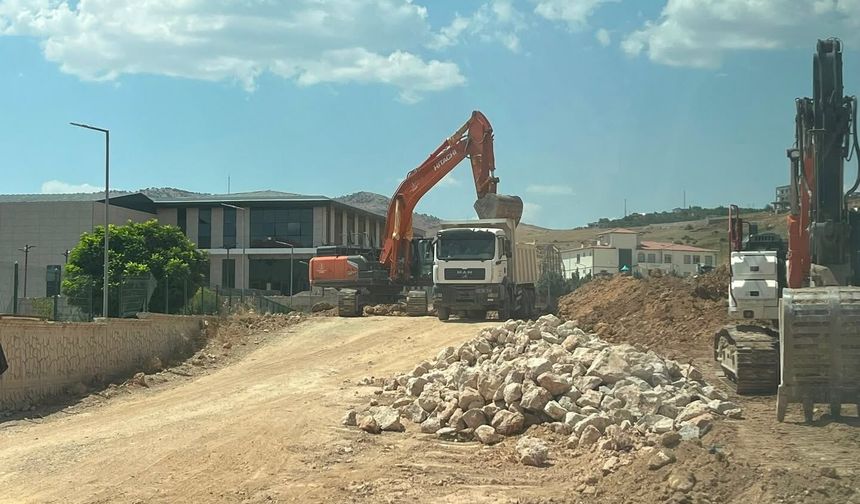 Kozluk'ta Yol, Altyapı ve Çevre Düzenleme Çalışmaları Sürüyor