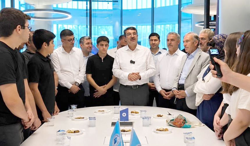 Türkiye Derecesi Yapan Öğrencilere Nasıroğlu'ndan Tam Altın Ödülü