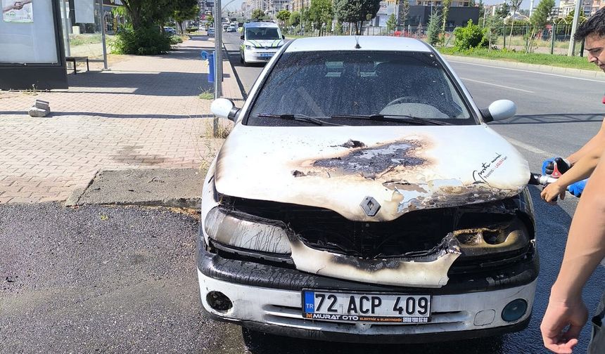 Seyir Halindeki Otomobil Alev Topuna Döndü