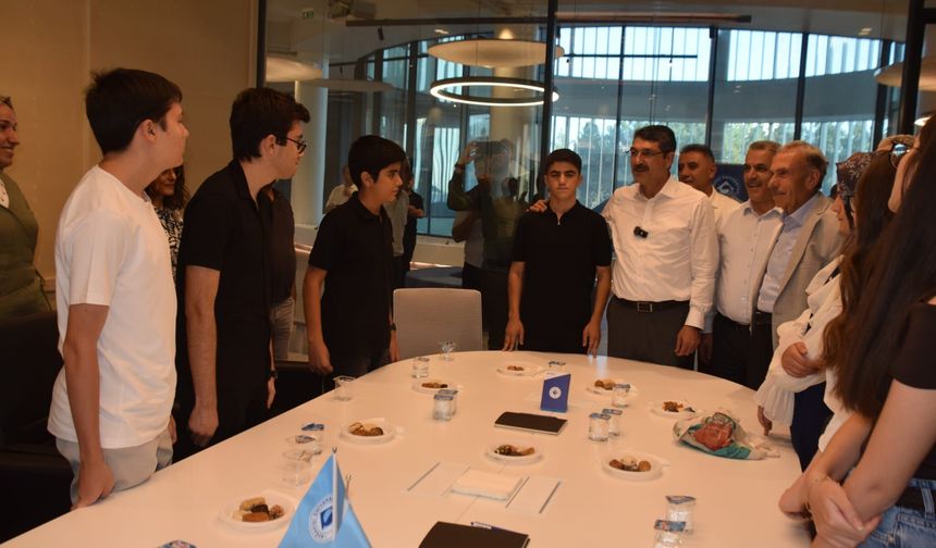 Türkiye Derecesi Yapan Öğrencilere Nasıroğlu'ndan Tam Altın Ödülü