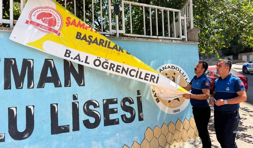 Zabıta İzinsiz Afiş ve Pankartları Tek Tek Topladı