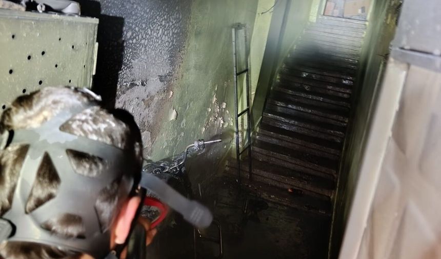 Apartman Girişinde Çıkan Yangın Paniğe Neden Oldu