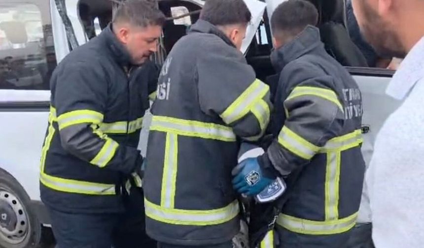 Batman’da Feci Kaza: İki Minibüs Çarpıştı, 9 Kişi Yaralandı