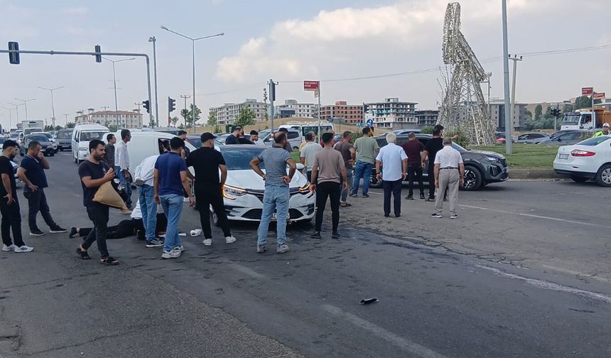 Batman’da Kavşakta Feci Çarpışma: 2 Motosikletli Yaralandı