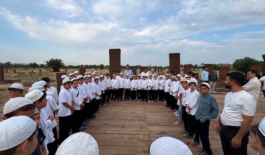 Hafızlık Öğrencileri Ecdadın İzinde! Ahlat'ta Tarihle Buluşup Dua Ettiler
