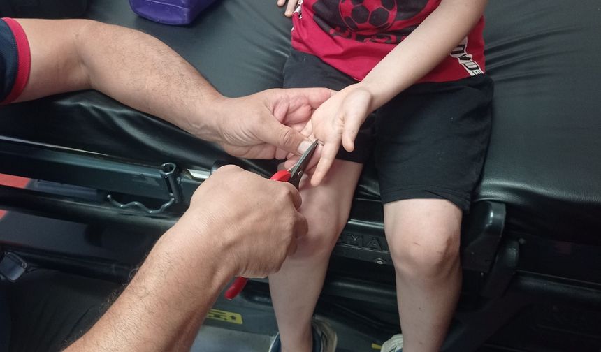 Minik Parmağı Sıkan Yüzüğü İtfaiye Çıkardı