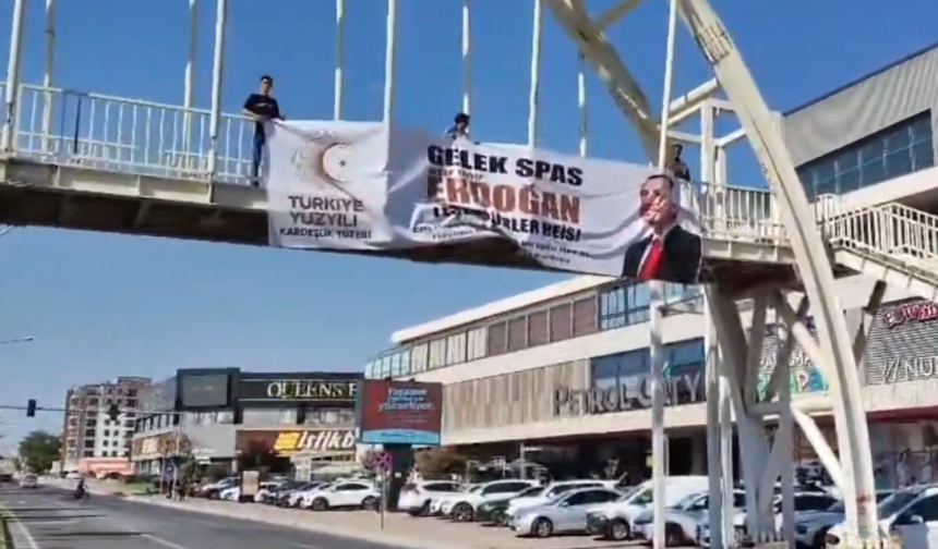 Şehrin Dört Bir Yanına “Gelek Spas Reis” Pankartları Asıldı