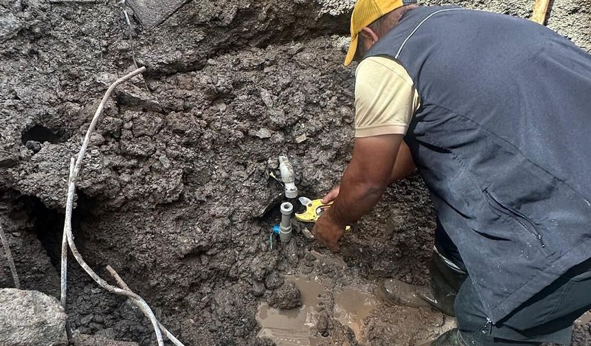 Su Kaçağı İhbarına Giden BASKİ Ekipleri Patlayan Abone Borusunu Buldu