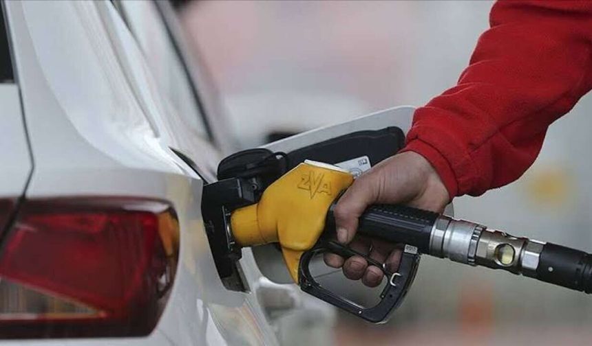 Akaryakıta Zam Fırtınası Kapıda: Motorinde 14,40 TL'lik Dev Artış Sezonu Başlıyor!